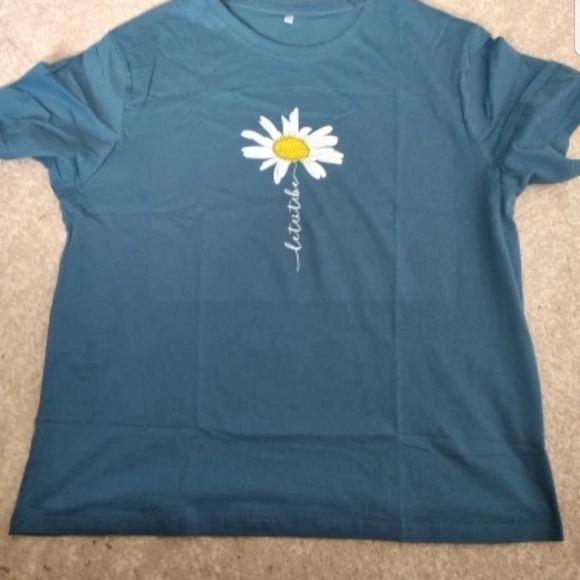 BLUE DAISY PRINT TEE - Picture 3 of 3